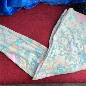 LuLaRoe leggings. Perfect for Spring!